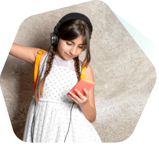 Jeune fille sur un ordinateur portable avec le site Web de Kaspersky filtre actif